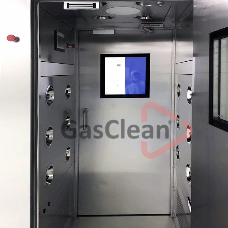 Air shower bekerja menggunakan blower bertekanan tinggi yang menghembuskan udara melalui nozzle dari berbagai arah.